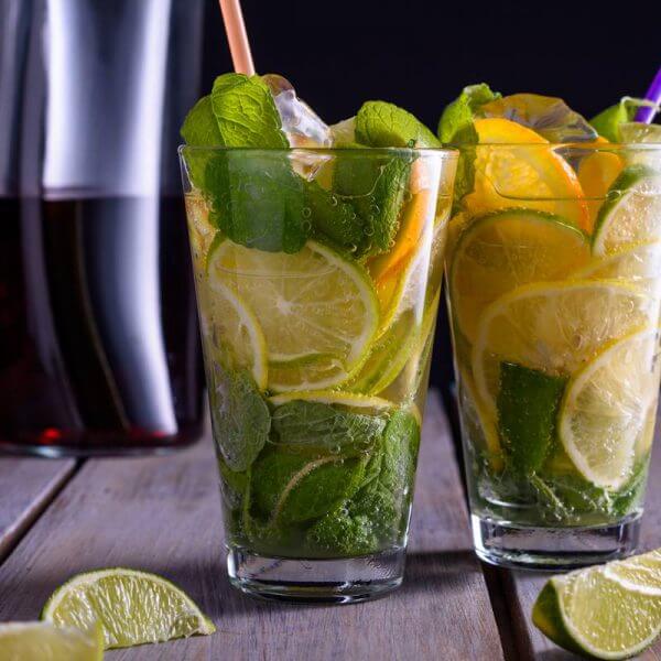 Drink mojito w szklance longdrink