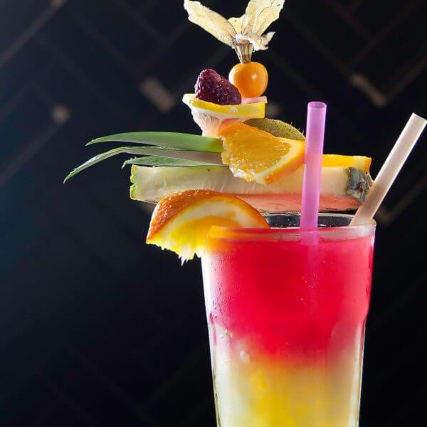 Kolorowy drink w szklance wysokiej jakości