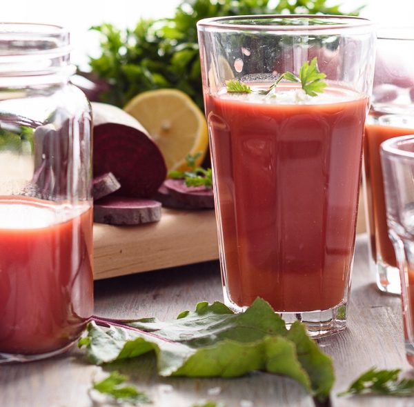 Szklanka longdrink z koktajlem warzywnym