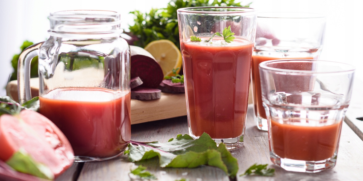 Szklanka longdrink z koktajlem warzywnym