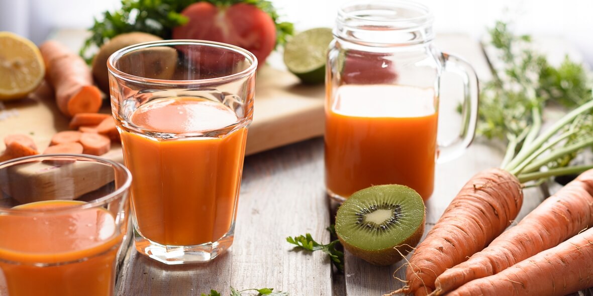 Owocowy sok w wysokiej szklance longdrink