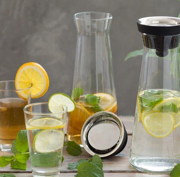 Karafki szklane z lemoniadą