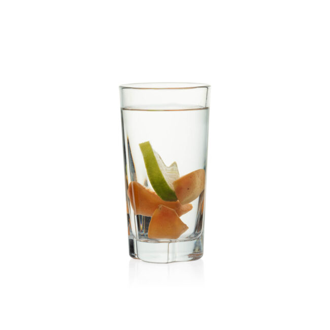Wysoka szklanka elegancka przezroczysta na napoje drinki