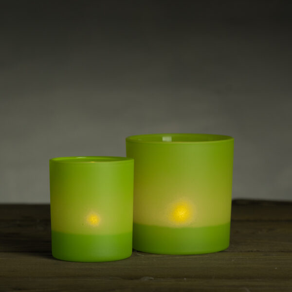 Zielone małe pojemniki ze szkła na świeczki