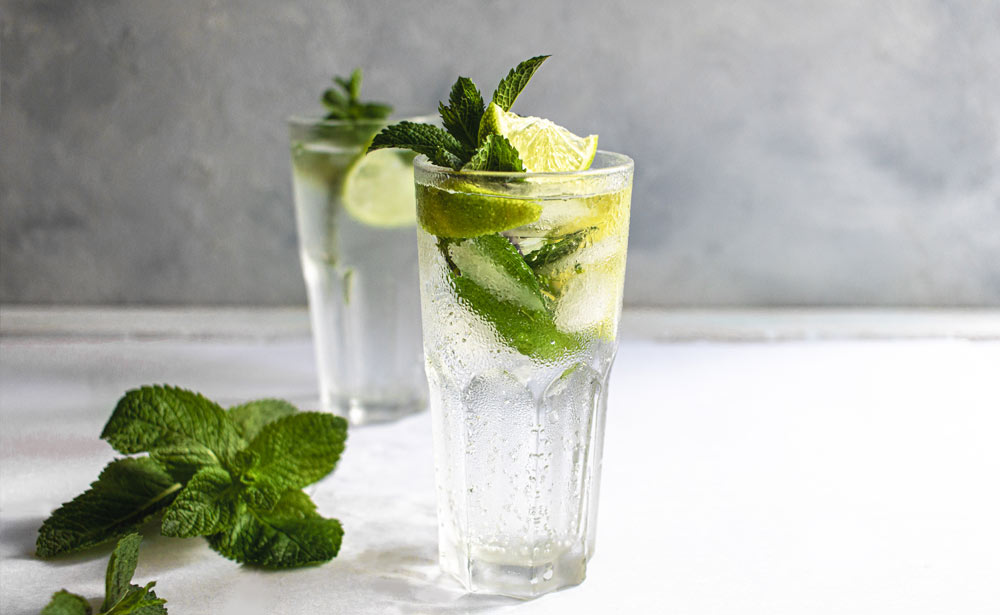 2 drinki cuban mohito w szklankach do mohito