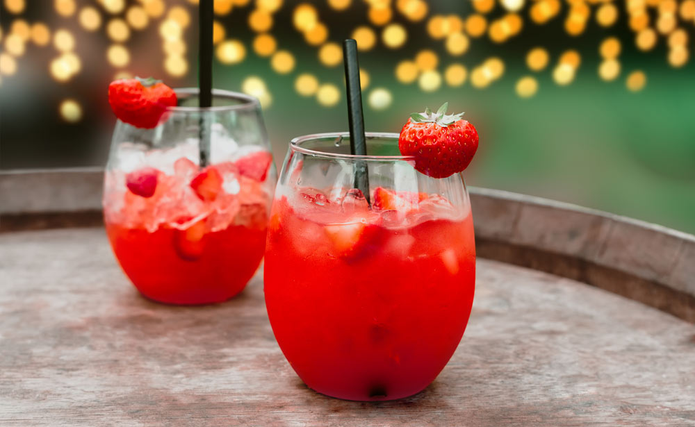 drink strawberry daiquiri na sylwetrowej imprezie