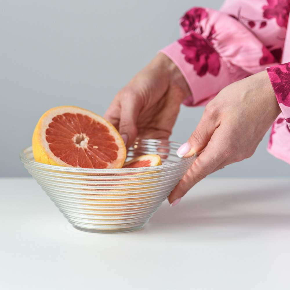 Miseczka szklana z grapefruitem na blacie w kuchni